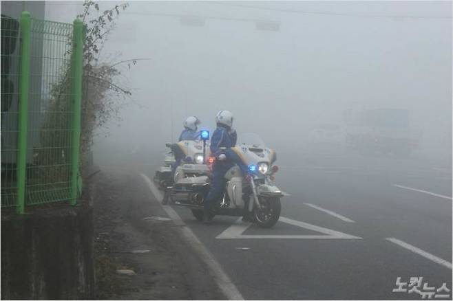 15일 충북 진천 국가공무원 인재개발원을 방문한 정세균 국무총리의 통행을 지원하기 위해 경찰이 도로 변에서 대기하고 있다. (사진=청주CBS최범규 기자)