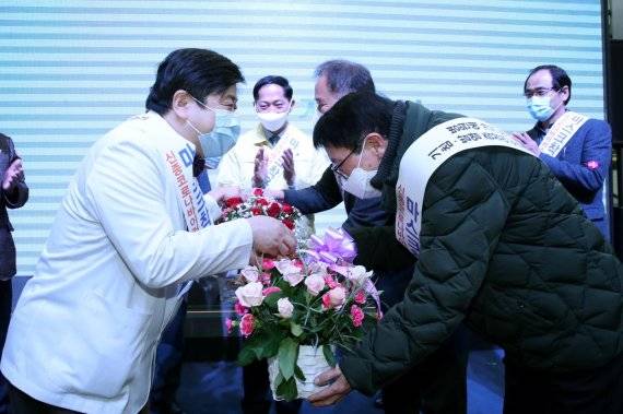 고양 화훼농가 꽃바구니 보건소-의료기관에 전달. 사진제공=고양시