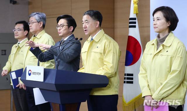 [서울=뉴시스]홍효식 기자 = 박능후 중앙사고수습본부장(보건복지부 장관)과 유은혜 사회부총리 겸 교육부 장관 등이 16일 오후 서울 종로구 정부서울청사 합동브리핑실에서 신종 코로나바이러스 감염증(코로나19) 확대 중앙사고수습본부 회의 결과 브리핑을 하고 있다. 왼쪽부터 조세영 외교부 제1차관, 이재갑 고용노동부 장관, 수화통역사, 박능후 본부장, 유은혜 교육부 장관. 2020.02.16.   yesphoto@newsis.com