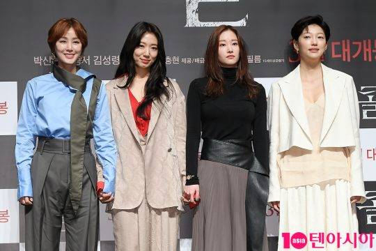 배우 김성령(왼쪽부터), 박신혜, 전종서, 이엘이&nbsp;17일 오전 서울 신사동 CGV압구정에서 열린 영화 ‘콜’ 제작보고회에 참석했다./이승현&nbsp;기자 lsh87@