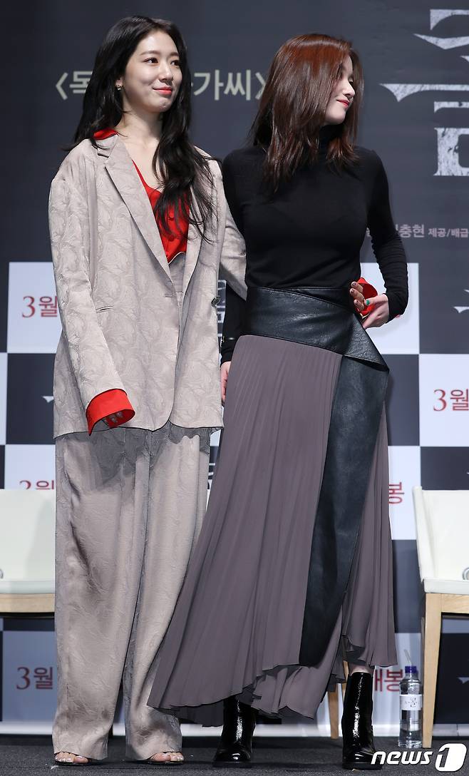 배우 박신혜와 전종서(오른쪽)가 17일 오전 서울 강남구 CGV압구정에서 열린 영화 ‘콜’ 제작보고회에 참석해 포즈를 취하고 있다. 영화 ‘콜’은 과거와 현재, 서로 다른 시간대에 살고 있는 두 여자가 한 통의 전화로 연결되며 벌어지는 이야기를 그린 미스터리 스릴러다. 2020.2.17/뉴스1 © News1 김진환 기자