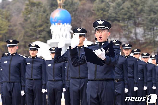 17일 공군사관학교 성무연병장에서 열린 제72기 사관생도 입학식에서 생도들이 선서를 하고 있다. (공군사관학교 제공) 2020.2.17/뉴스1 © News1