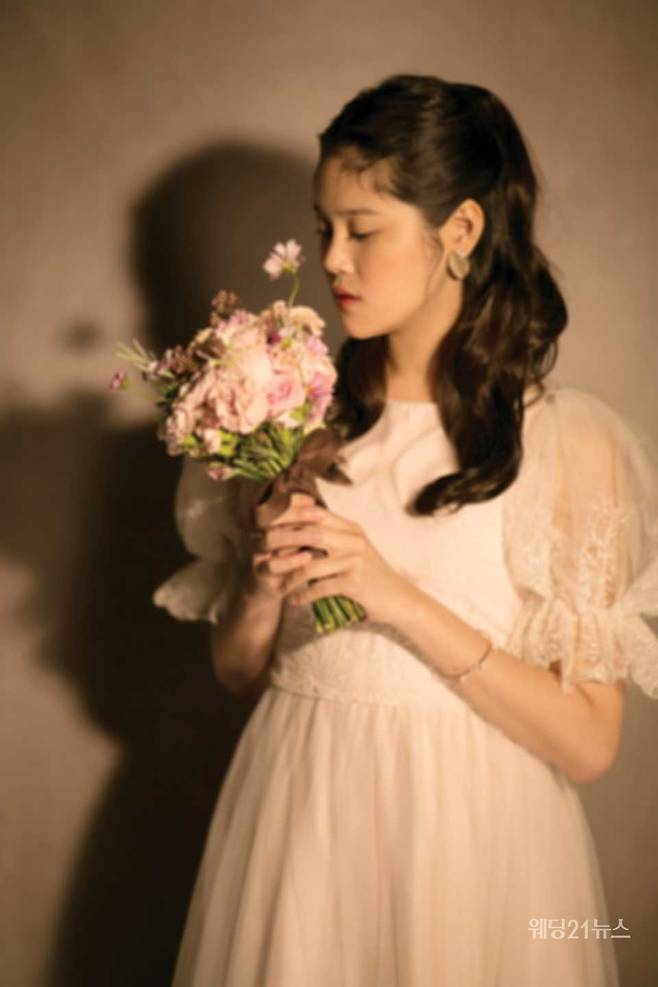 사진 : 포토그래퍼 최병호(구호스튜디오), 모델 조언주, 권태은. 헤어 홍지 메이크업 박민경(알루), 플라워 37.5°드장플라워