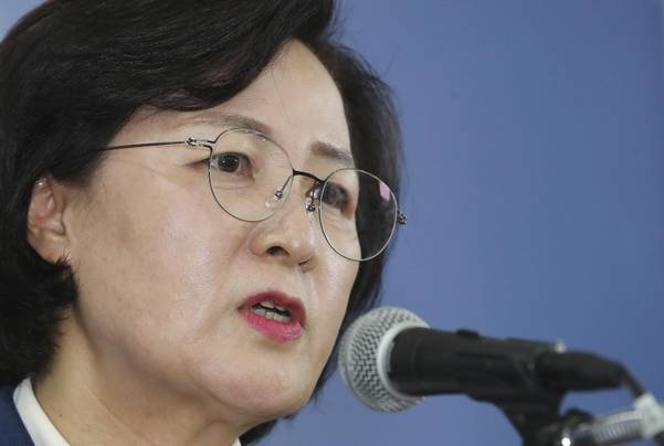 추미애 법무장관이 지난 11일 오후 경기 과천 법무부청사에서 열린 취임 후 첫 공식 기자간담회에 참석해 기자들의 질문에 답하고 있다./뉴시스