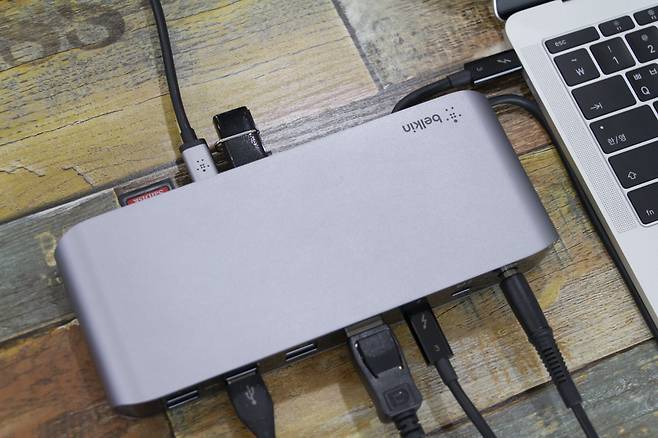 유전원 썬더볼트 3 독을 활용해 포트 하나를 십수 개 기능으로 확장한 예시 출처=IT동아