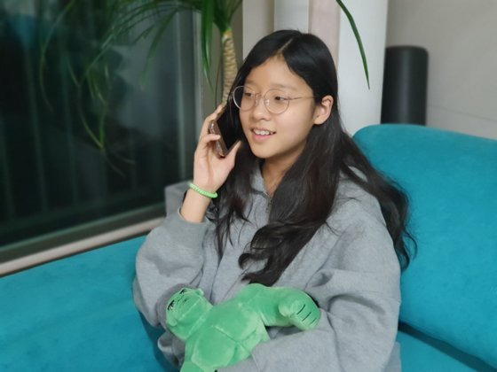 정아인 학생기자가 공신폰으로 친구와 통화를 하고 있다. 카카오톡이나 페이스북 등의 앱을 사용할 수 없어 친구와 직접 통화하거나 문자하는 일이 상대적으로 늘어났다는 게 정 학생기자의 설명이다. 공부에는 더 움이 된단다.
