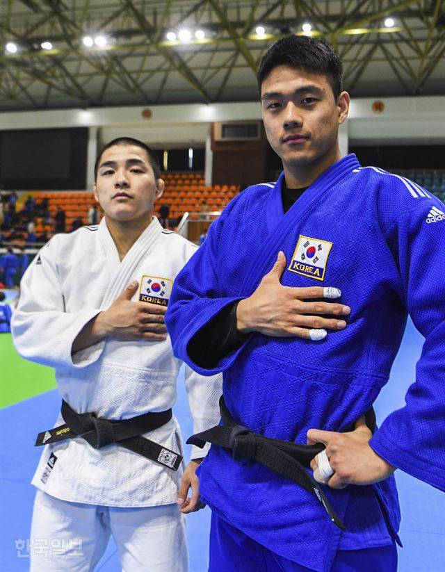 유도 국가대표 안창림(왼쪽)과 곽동한이 4일 전남 순천팔마체육관에서 가슴에 손을 얹고 있다. 순천=박형기 인턴기자