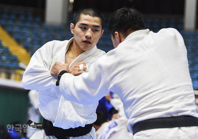 유도 국가대표 안창림(왼쪽)이 4일 전남 순천팔마체육관에서 연습대련을 하고 있다. 순천=박형기 인턴기자