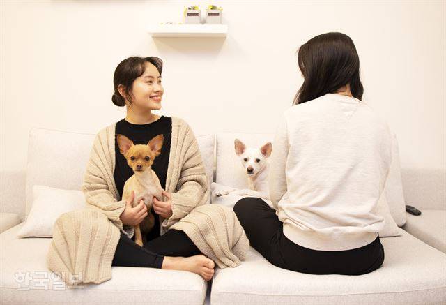 곧 부부가 되는 레즈비언 이혜리씨와 그의 여자친구 J씨. ‘가족사진’을 찍기 위해 반려견 두 마리와 함께 카메라 앞에 섰다. J씨는 주변인들에게 공개적으로 ‘커밍아웃’하지 않은 관계로 뒷모습을 담았다.