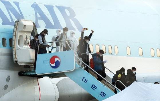 지난달 31일 코로나19 사태로 중국 우한에 고립돼 있던 우리 국민들이 김포공항에 도착해 전세기에서 내리고 있다. 이 중엔 중국 현지 주재원도 상당수가 포함됐다. [뉴스1]