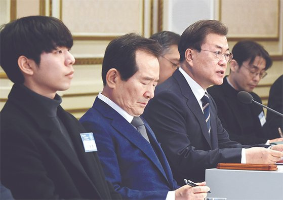 문재인 대통령이 17일 오전 청와대에서 열린 기재부·산업부·중기부·금융위 업무보고에 참석해 발언하고 있다. 이날 업무보고에는 ‘코로나 맵’을 만든 경희대 이동훈씨(왼쪽)가 특별 초대됐다. 문 대통령은 이씨를 칭찬하며 ’정부가 좀 배워야겠다는 생각을 했다“고 치켜세웠다. [청와대사진기자단]