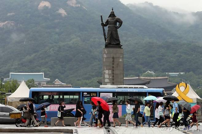 서울 종로구 광화문 네거리에서 시민들이 출근을 하고 있다. / 사진=이기범 기자 leekb@