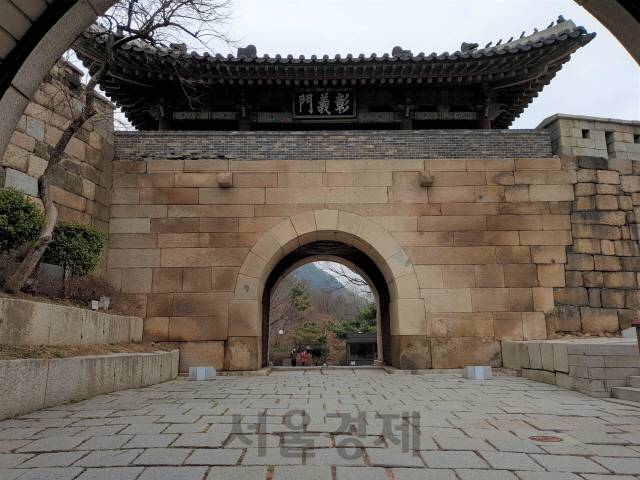 한양 4소문 중 옛 모습을 가장 온전하게 보존하고 있는 창의문(자하문). 양옆으로는 성곽길이 나 있어 부암동의 정취를 바라보며 산책하기 좋다.