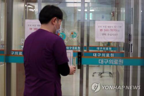 겹겹이 닫힌 '코로나19' 방어문 (대구=연합뉴스) 김현태 기자 = 18일 오후 신종 코로나바이러스 감염증(코로나19) 31번째 확진자가 입원한 대구시 서구 중리동 대구의료원의 음압 병동의 문들이 굳게 닫힌 가운데 의료진만 오가고 있다. 2020.2.18       mtkht@yna.co.kr  (끝)