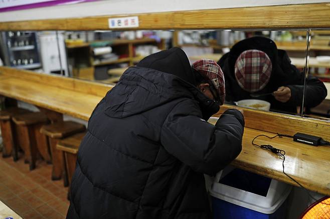 대리운전기사 김병운씨가 지난 4일 새벽 2시께 경기 용인시 수지구 상현동의 한 24시간 분식점에서 라면과 김밥으로 식사를 하고 있다.