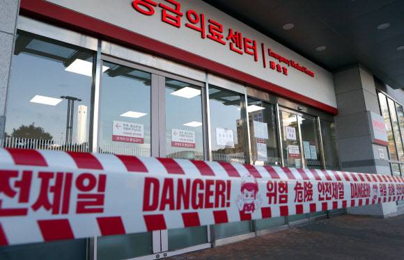 임시 폐쇄된 해운대 백병원 응급실 - 부산 해운대 백병원을 방문한 40대 여성에 대한 신종 코로나바이러스 감염증(코로나 19) 역학조사가 진행돼 해당 병원의 응급실이 19일 임시 폐쇄됐다. 2020.2.19 연합뉴스