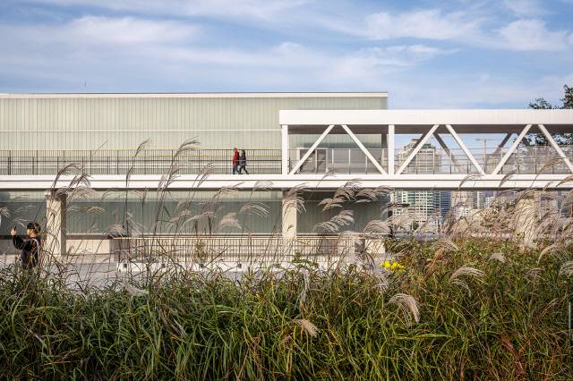 3층 높이에 있는 육교 데크를 통해 노들섬의 남측과 동측을 이동할 수 있다./사진제공=MMK+건축사사무소·이현준 사진작가