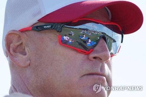 훈련 모습 지켜보는 윌리엄스 감독 (포트 마이어스[미국 플로리다주]=연합뉴스) 김도훈 기자 = KIA 타이거즈의 맷 윌리엄스 감독이 18일(현지시간) 미국 플로리다주 포트 마이어스의 테리 파크 스포츠 콤플렉스에서 열린 스프링캠프 훈련에서 준비 운동하는 선수들을 지켜보고 있다. 2020.2.19 superdoo82@yna.co.kr