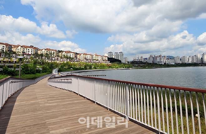 조정대상지역으로 지정된 수원시 영통구 내 광교호수공원 전경(사진=수원시청)
