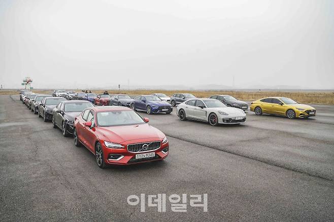 2020 올해의 차 최종심사를 위해 6개 브랜드 18종 신차가 도열해있다.(사진=한국자동차기자협회)