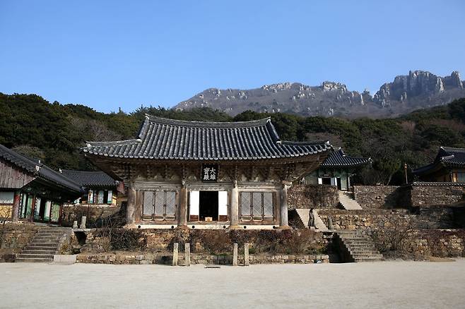 지난 11일 달마고도 들머리 천년고찰 미황사 대웅보전. 김선식 기자