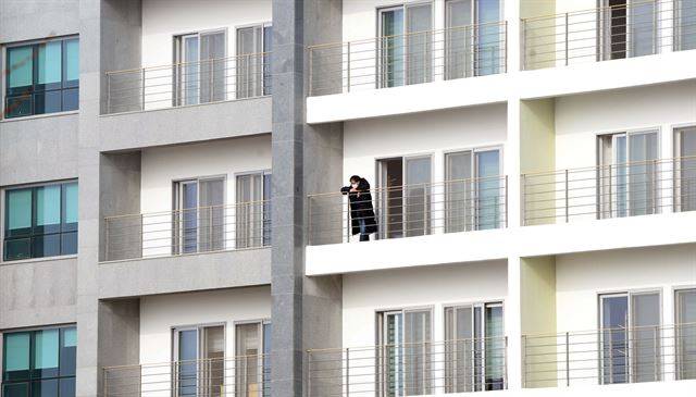 지난 15일 오전 충북 진천군 국가공무원인재개발원에서 2주간 격리생활을 마치고 퇴소를 앞둔 1차 입국 우한 교민들이 창 밖을 내다보고 있다. 진천=뉴스1