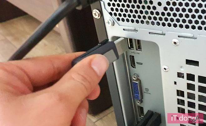 본체 앞쪽 포트에서 인식되지 않는 장치가 뒤쪽 포트에선 정상 작동하는 경우도 있다