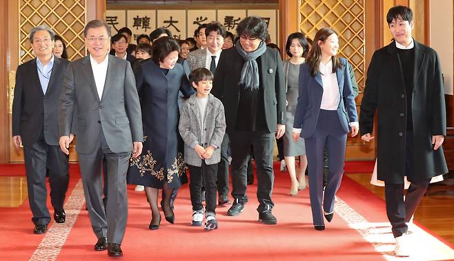 문재인 대통령이 20일 영화 '기생충'을 만든 봉준호 감독과 배우, 제작진을 청와대로 초청했다. 청와대사진기자단