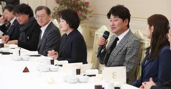 배우 송강호가 20일 오찬에 참석해 인사말을 하고 있다. 청와대사진기자단