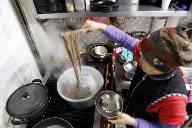 콧등치기 메밀면 삶는 모습. /사진=한국관광공사