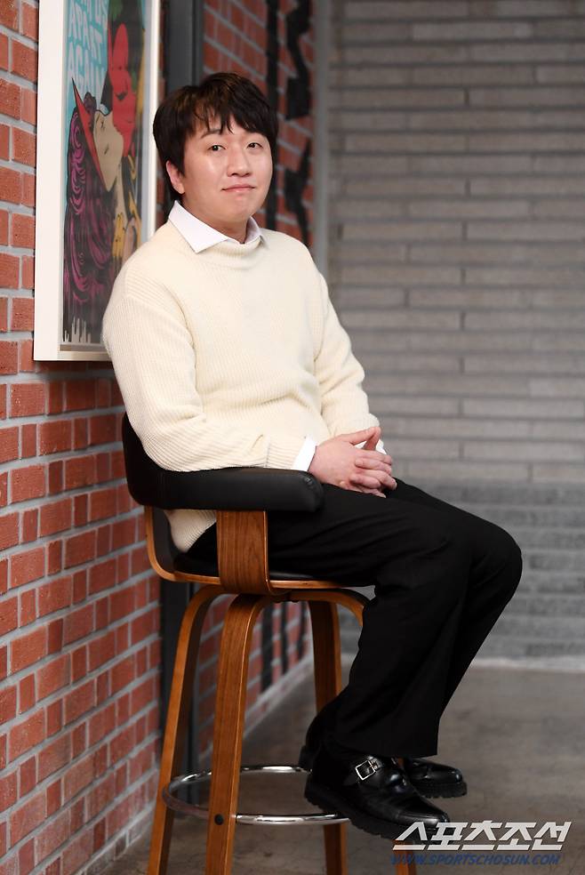최근 종영한 tvN 드라마 '블랙독'의 배우 이창훈이 12일 서울 한남동 미스틱스토리 사옥에서 진행된 인터뷰에 앞서 포즈를 취했다. 이창훈은 극 중 대치고등학교의 소문난 투머치 토커이자 평화주의자인 진학부 배명수 역을 맡으며 사실감 넘치는 연기를 펼쳐내 많은 시청자들의 사랑을 받았다. 한남동=허상욱 기자 wook@sportschosun.com/2020.02.12/