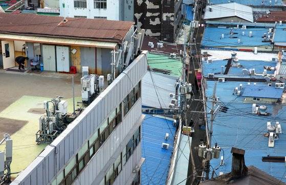 세운상가 옥상에서 내려다본 을지로 인쇄골목.