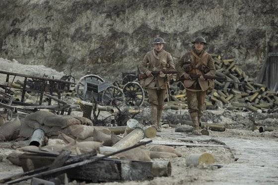 영화 '1917'에서 두 주인공이 독일군이 파괴하고 빠져나간 폐허를 지나가고 있다. 영화 첫 장면 이들이 짧은 낮잠에 빠졌던 한가로운 들판 풍경과 임무를 맡은 후 맞닥뜨리는 전쟁의 광경이 극명한 대비를 이룬다. [사진 스마일이엔티]
