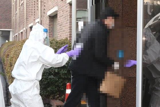 21일 오전 광주 동구 전남대병원에서 신천지 대구교회를 방문했다가 신종 코로나바이러스 감염증(코로나19) 확진 판정을 받은 북구 거주자가 격리병동으로 들어가고 있다. 함께 대구를 동행한 다른 2명도 확진 판정을 받고 조선대병원에 격리 중이다.