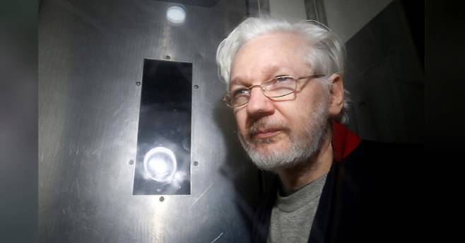 폭로사이트 위키리크스 설립자 줄리안 어산지가 지난달 13일(현지시간) 영국 런던 웨스트민스터 법원에서 열린 범죄인 송환 예비심리를 마친 뒤 법정을 떠나고 있다. 런던|로이터연합뉴스