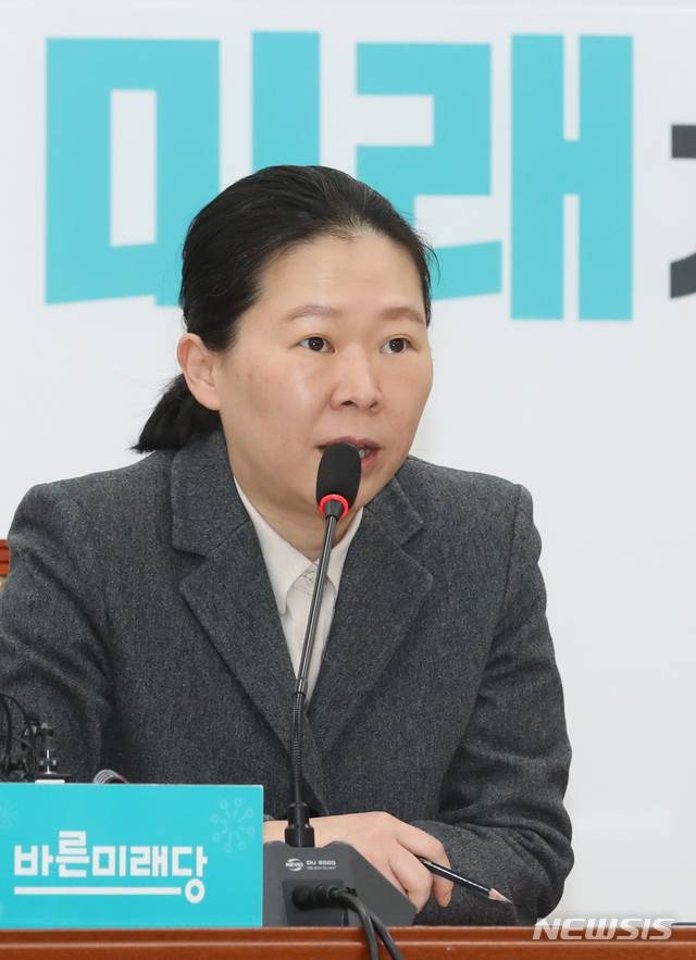 [서울=뉴시스]김명원 기자 = 권은희 바른미래당 의원이 30일 오전 서울 여의도 국회 바른미래당 회의실에서 열린 원내정책회의에 참석해 현안 발언을 하고 있다. 2020.01.30. kmx1105@newsis.com