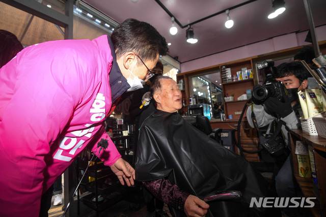 [서울=뉴시스]김병문 기자 = 황교안 미래통합당 대표가 21일 서울 종로구 탑골공원 인근 이발소를 방문해 이용객과 대화하고 있다. 2020.02.21. photo@newsis.com