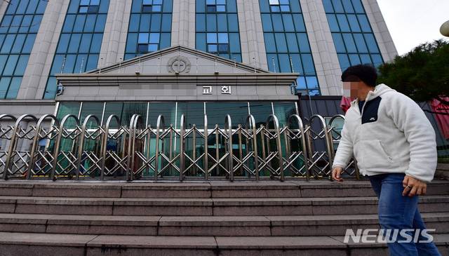[광주=뉴시스] 류형근 기자 = 신천지 광주 신도 3명이 신종 코로나바이러스(코로나19)에 감염된 것으로 확인된 가운데 21일 오전 광주 남구 신천지 한 교회가 폐쇄돼 있다. 이곳은 대구 예배에 참석한 뒤 확진 판정을 받은 신도들이 다녔던 것으로 확인됐다. 2020.02.21. hgryu77@newsis.com
