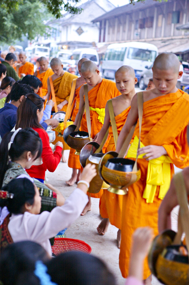 이른 아침 루앙프라방의 탁밧 행렬. 수백명의 승려와 시민들이 아침거리를 나누는 행사로, 하루도 쉬지 않고 매일 아침 펼쳐진다.