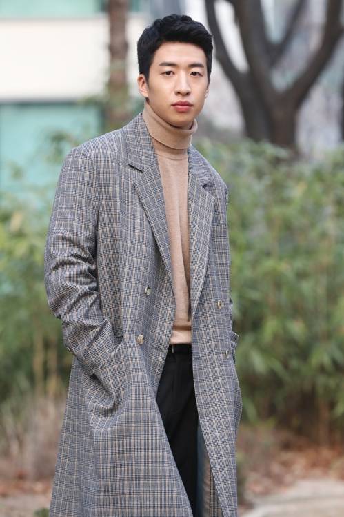 포즈 취하는 유수빈 (서울=연합뉴스) 강민지 기자 = 드라마 '사랑의 불시착'에 출연한 배우 유수빈이 서울 종로구 수송동 연합뉴스에서 진행된 인터뷰에 앞서 포즈를 취하고 있다. 2020.2.21 mjkang@yna.co.kr