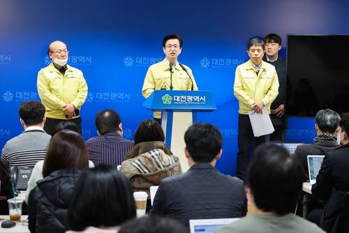 코로나19 확진자 발생상황 설명하는 허태정 대전시장 [대전시 제공. 재판매 및 DB 금지]