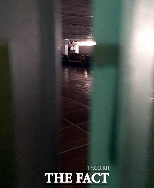 21일 오후 폐쇄된 과천 신천지예수교회 예배당 안을 문 틈 사이로 들여다본 모습. /과쳔=윤용민 기자