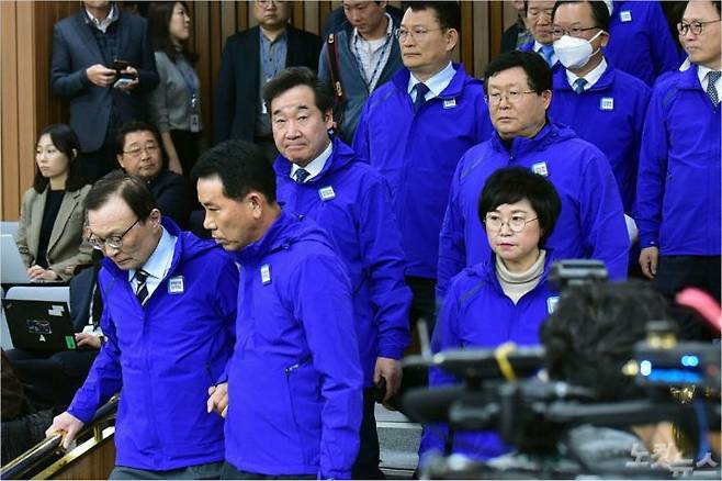 더불어민주당 이해찬, 이낙연 상임선대위원장과 공동선대위원장들이 20일 오후 국회에서 열린 제1차 선거대책위원회의에 참석하고 있다. (사진=윤창원 기자/자료사진)