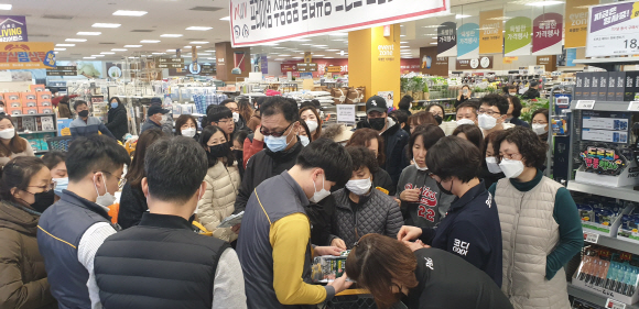 23일 경기 하남시 이마트 하남점에서 직원들이 번호표 순서대로 고객들에게 KF94 마스크 6장을 나눠주고 있다. 정연호 기자 tpgod@seoul.co.kr