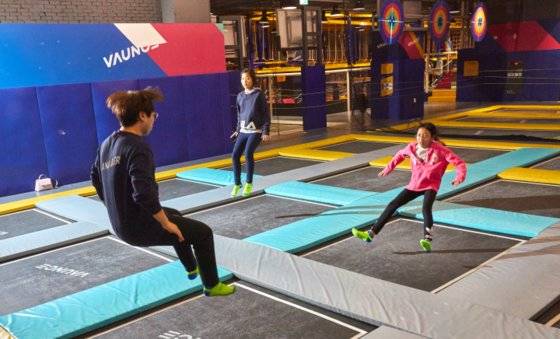 (왼쪽)민 매니저가 학생기자단에게 점프를 가르치고 있다. 다양한 동작 중 학생을 위해서는 난이도가 높지 않은 걸 추천한다는 게 민 매니저의 이야기다.