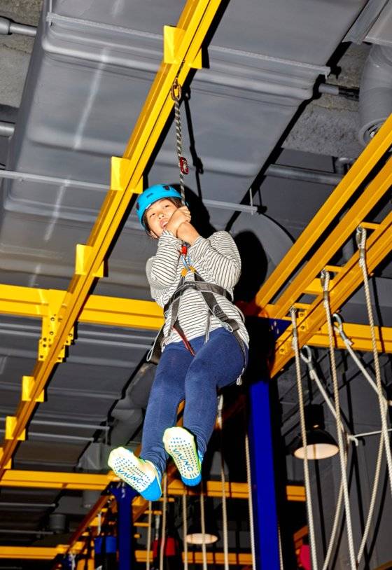 맹서후 학생이 짚라인을 타고 있다. 평소 짚라인을 타본 적이 있다는 그는 몸을 쓰는 운동을 즐긴다.