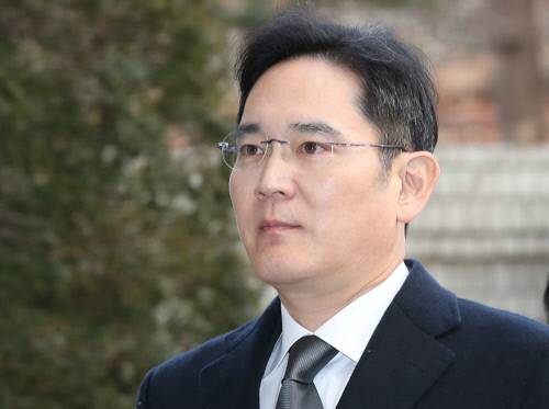 이재용 삼성전자 부회장이 지난달 17일 오후 서울 서초동 서울고등법원에서 열린 국정농단 사건 파기환송심 속행 공판에 출석하기 위해 법정으로 향하고 있다. 연합뉴스