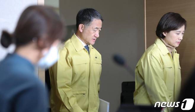 (서울=뉴스1) 허경 기자 = 박능후 보건복지부 장관이 23일 서울 종로구 정부서울청사에서 신종 코로나바이러스 감염증(코로나19) 대응 확대 중앙사고수습본부 회의 결과 브리핑을 하기 위해 입장하고 있다. 2020.2.23/뉴스1  <저작권자 © 뉴스1코리아, 무단전재 및 재배포 금지>