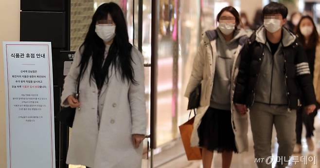 코로나19 확진자가 550여명을 넘어선 가운데 23일 오후 서울 서초구 신세계백화점 강남점 식품관 주변에 임시 휴점 안내문이 게재돼 있다. /사진=김창현 기자