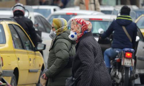 23일(현지시간) 오후 마스크를 쓰고 외출한 테헤란 시민들. 이란에서는 23일 현재 신종코로나바이러스(코로나19) 감염증에 전염된 환자가 43명 확인됐다. 이들 가운데 8명이 사망해 중국를 제외하고 가장 많은 사망자가 발생했다. 테헤란=연합뉴스